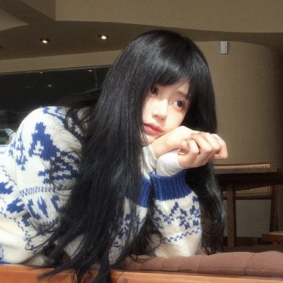 她在这里